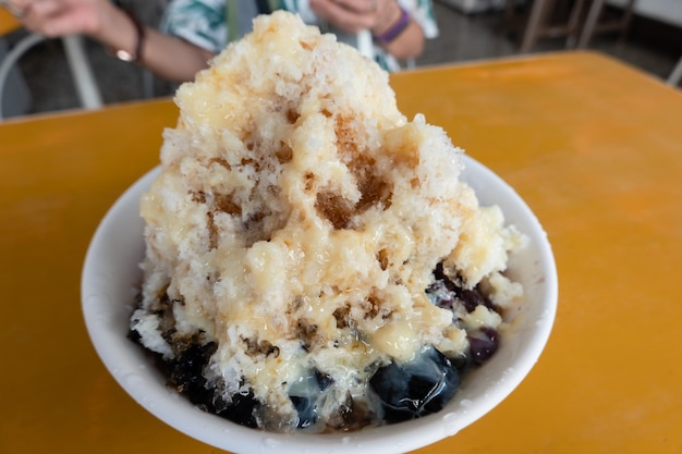 Raspado tradicional taiwanés con té de hierbas negro mesona