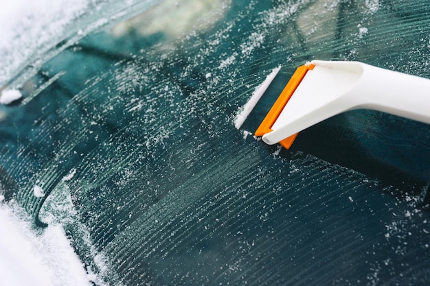 Raspador para limpiar el hielo del cristal del coche