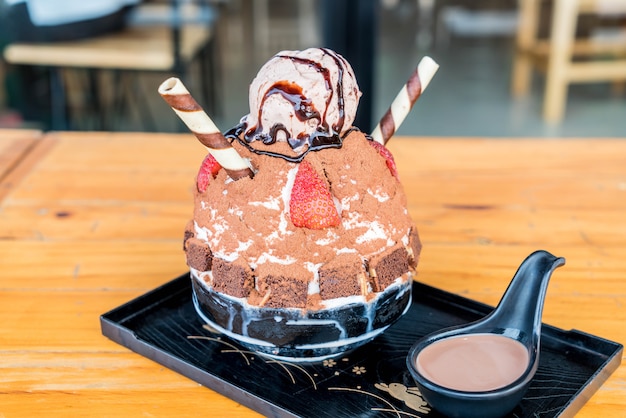 Raspar gelo de chocolate (bingsu)