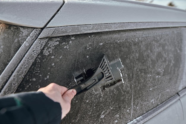 Raspar el hielo de la ventana congelada del auto Coche de temporada de invierno Rascador de hielo POV