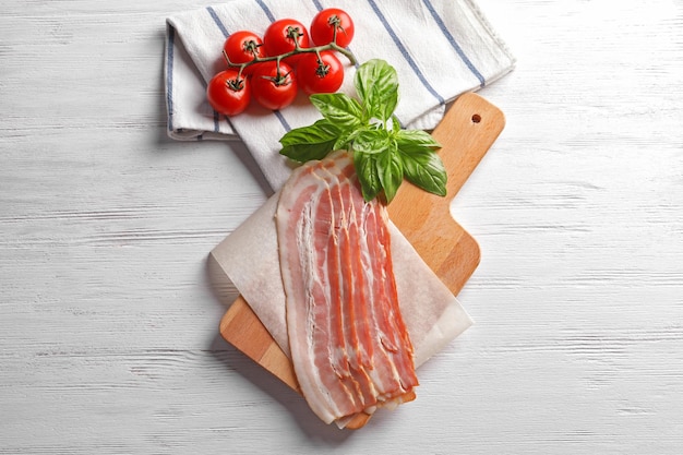 Raspas de bacon em tábuas de madeira