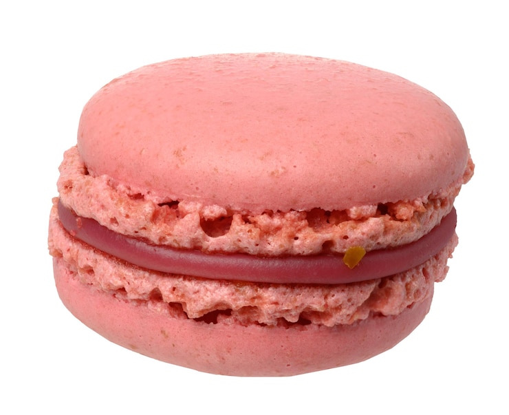 Foto raspberry-makaron auf isoliertem hintergrund