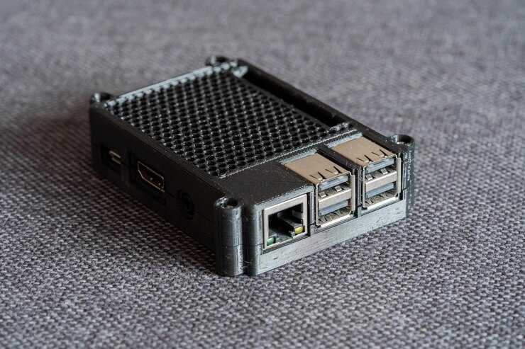 Foto raspberry pi computadora de pequeño formato en una caja de protección impresa en 3d objeto de primer plano sin personas