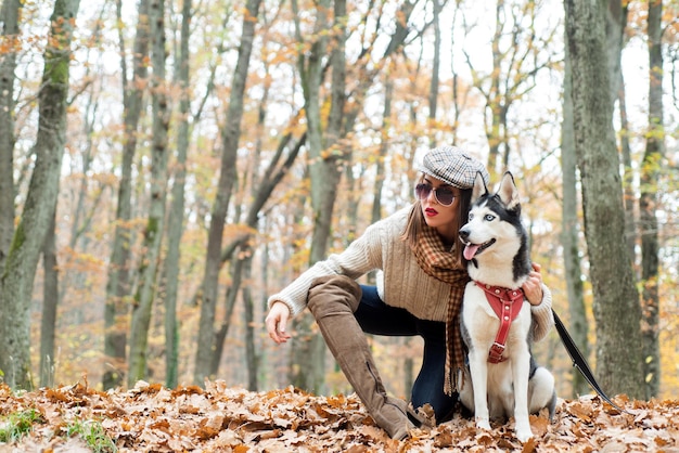 Rassehundekonzept wild in der Seele beste Freunde Mädchen genießen Spaziergang mit Husky-Hund Mädchen ziemlich stilvoll wo