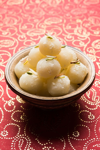 Rassgulla o Rosogolla elaborado a partir de bolas de masa de chhena y sémola, cocidas en almíbar ligero de azúcar. Popular en Bengala Occidental y Assam