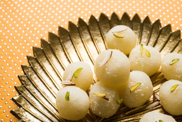 Rassgulla o Rosogolla elaborado a partir de bolas de masa de chhena y sémola, cocidas en almíbar ligero de azúcar. Popular en Bengala Occidental y Assam