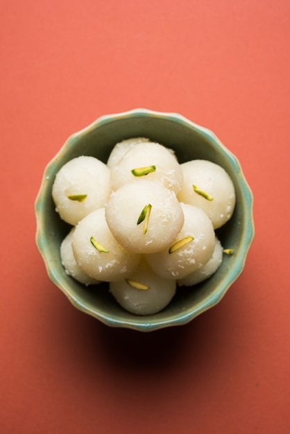 Rassgulla oder Rosogolla aus kugelförmigen Teigtaschen aus Chhena- und Grießteig, gekocht in hellem Zuckersirup. Beliebt in Westbengalen und Assam