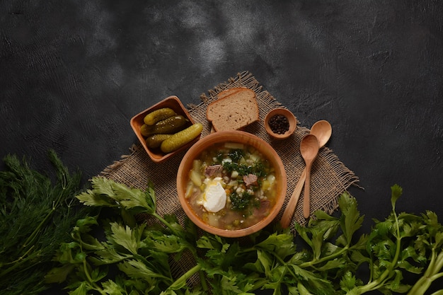 Rassolnik-Suppe mit Rindfleisch, eingelegte Gurken und Graupen