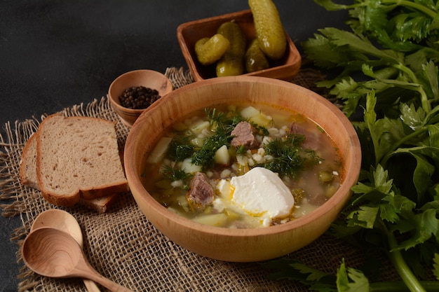 Rassolnik-Suppe mit Rindfleisch, eingelegte Gurken und Graupen