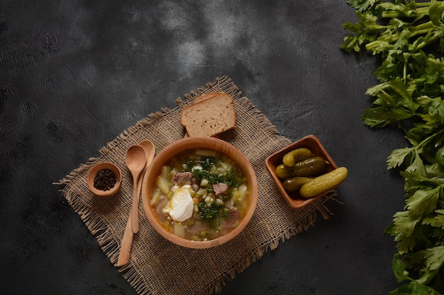 Rassolnik-Suppe mit Rindfleisch, eingelegte Gurken und Graupen