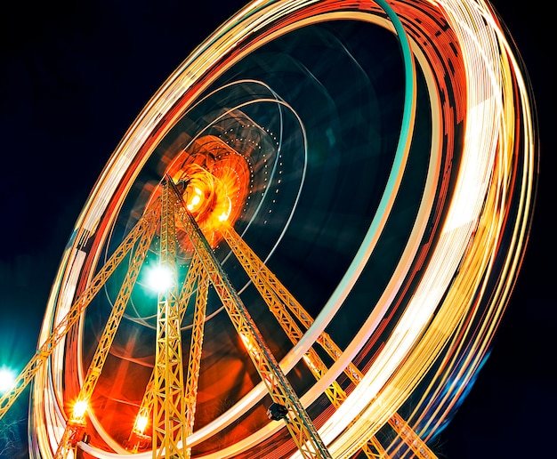 Rastreador de roda gigante em movimento com luz de fundo