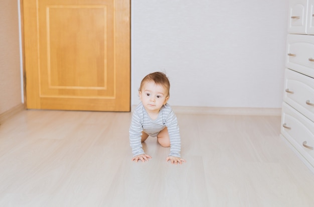 Rastreo de niño gracioso en el interior de su casa.