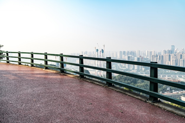 Rastro de la aptitud y horizonte de la ciudad en Chongqing, China