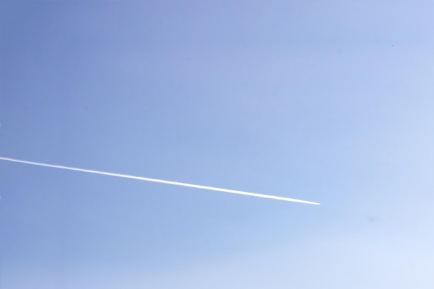 Rastro de un avión en un cielo azul