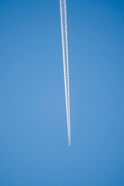 Foto rastro de un avión cruzando el cielo