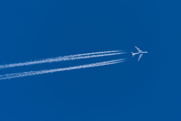 Rastro desde el avión con cuatro motores el cielo azul.