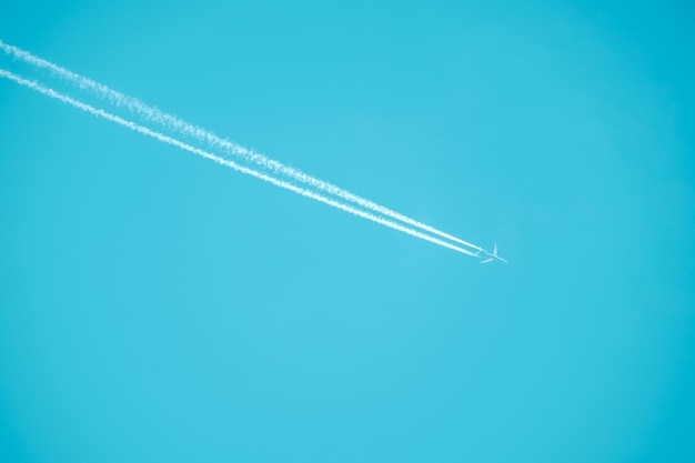 Rastro del avión a reacción en el cielo azul