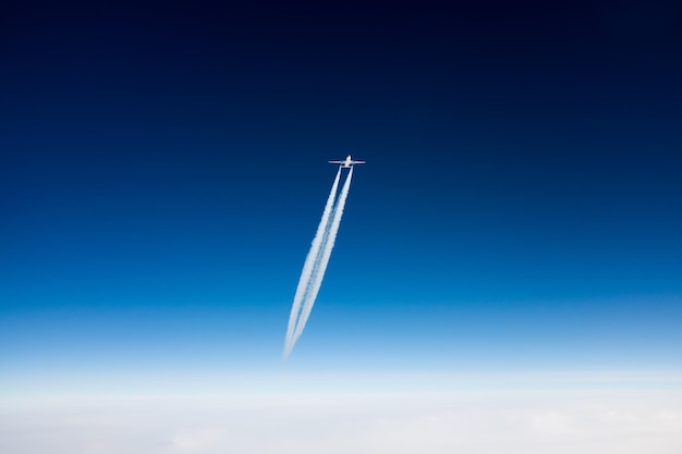 Rastro de avión y vapor contra el cielo