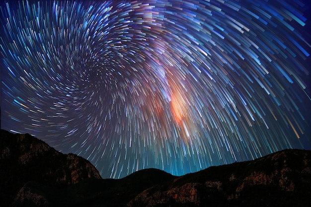 El rastro de las estrellas por la noche