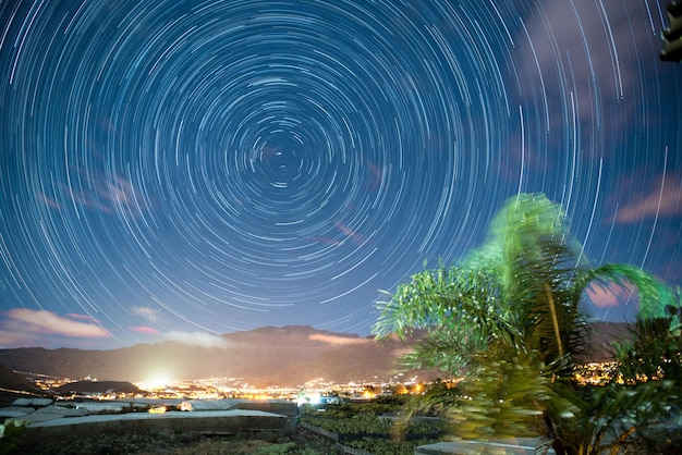El rastro de las estrellas sobre los llanos de Aridane contra el cielo nocturno