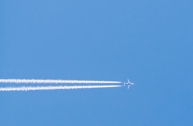 Rastro horizontal del avión que volaba en el cielo azul claro