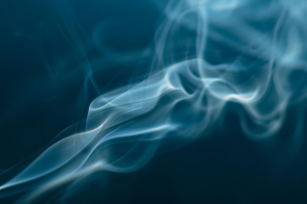 Un rastro de humo azul con un fondo azul oscuro