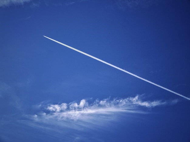 El rastro del vapor en el cielo azul