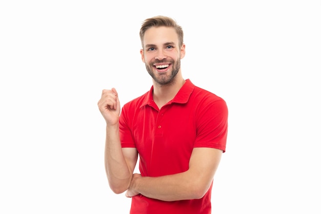 Rastrojo alegre hombre vestido con camisa roja foto de estudio de hombre con rastrojo joven