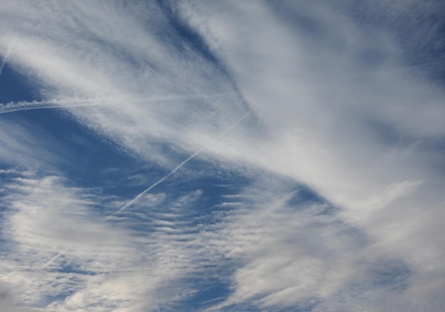 Rastros de avión en el cielo