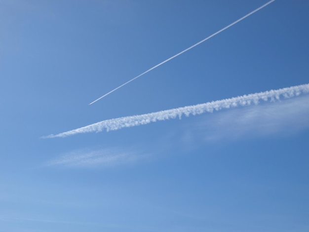 Rastros de avión en el cielo