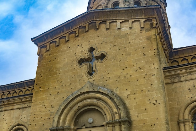 Rastros de balas y metralla en la pared de una antigua iglesia cristiana