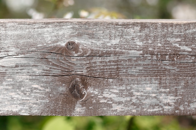 rastros de corrosión por el viento en un tablero de madera