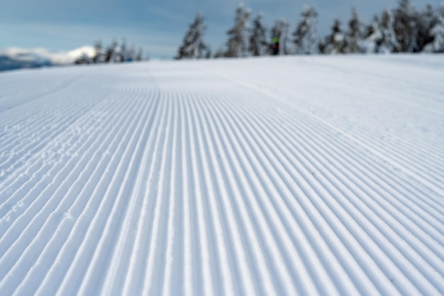 Rastros frescos de snowcat nas encostas da estância de esqui