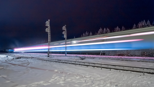 Rastros de luces de tren en tren nocturno