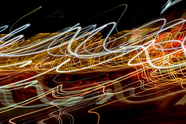 Rastros de luz abstractos en la noche