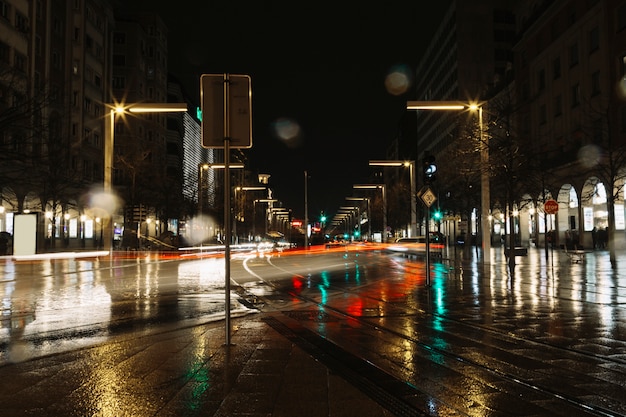 Foto rastros de luz en la calle de la tarde