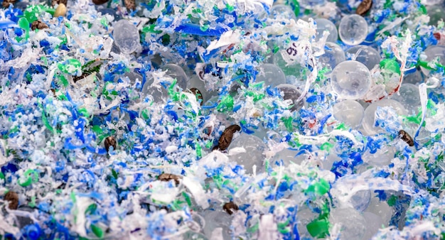 rastros de plástico y microplásticos principal contaminante de los océanos partículas sólidas basadas en polímeros concepto de problema ambiental