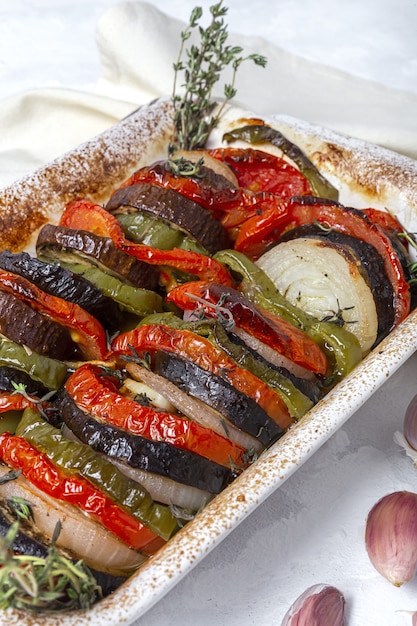 Ratatouille caseiro. Ensopado francês tradicional de legumes de verão