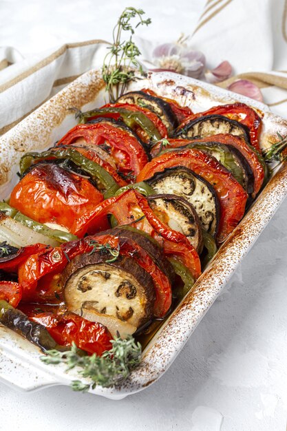 Ratatouille caseiro. Ensopado francês tradicional de legumes de verão