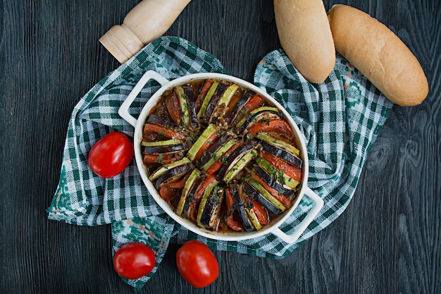 Ratatouille é um prato tradicional de legumes francês cozido no forno. Faça dieta prato vegetariano. Nutrição equilibrada.