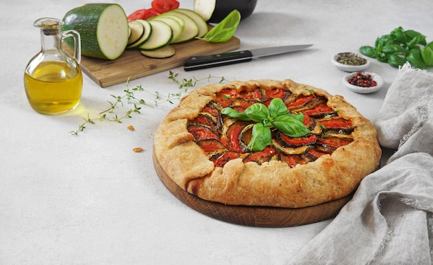 Ratatouille galette pie auf Leuchttisch Zutaten vegetarisch