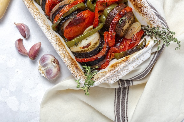 Ratatouille hecho en casa. Estofado tradicional francés de verduras de verano