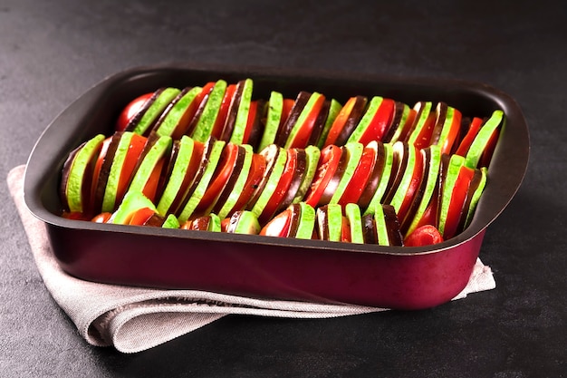 Ratatouille ist ein traditionelles französisches Gericht. Eintopf mit Auberginen, Zucchini und Tomaten.