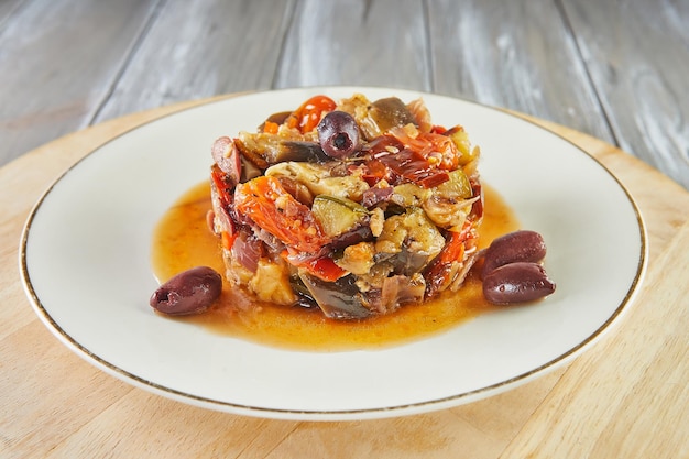 Ratatouille Ragout com abobrinha abobrinha berinjela pimentão e tomate cereja Decorado com azeitonas Cozinha gourmet francesa