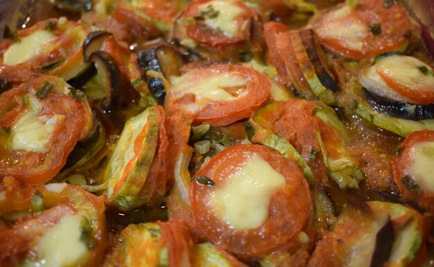 Ratatouille, con tomate, calabacín, queso, cebolla y salsa