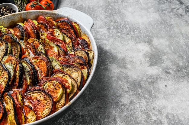 Ratatouille tradicional de vegetais caseiros assados no prato