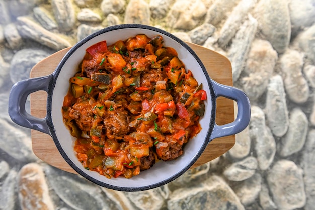 Ratatouille vegetariano con albóndigas comida sana