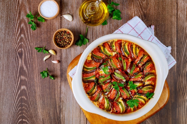 Ratatouille de verduras guisadas con queso mozzarella en una sartén blanca.