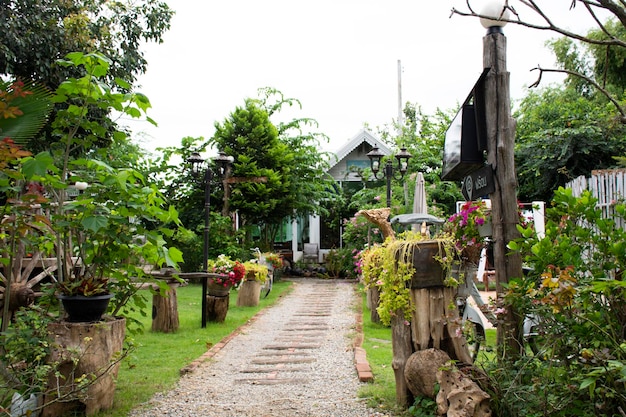 RATCHABURI TAILÂNDIA 23 DE SETEMBRO Móveis de decoração exterior de edifícios de jardim ao ar livre para viajantes viajam visitam e relaxam no hotel resort em 23 de setembro de 2019 em Ratchaburi Tailândia