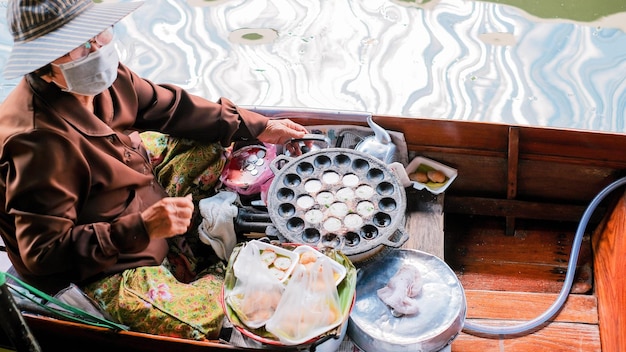 Ratchaburi Tailândia 15 de abril de 2022 Vendedores que vendem sobremesas tailandesas em barcos Antigo destino de viagem da Tailândia Damnoen saduak flating market Ratchaburi Tailândia